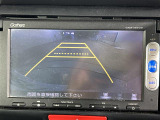 【バックモニター】後ろのカメラの映像をモニターに映し出すことができます!後方の見えない死角や、障害物との距離感をしっかり確認することができます!駐車が苦手な方におすすめです。