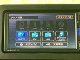 様々なメディアに対応し、車内時間を豊かに演出。CDやUSB、Bluetooth接続など、お好みの音源を自由に選択できます。長距離ドライブも快適に。