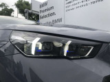 【LEDヘッドライト】先進のLEDテクノロジーを採用。放射される白色光の周波特性は太陽光に近く、バイキセノン・ヘッドライトを上回るコントラストで更に明るく輝きます!