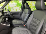 運転席からの視界は広く、運転操作もスムーズに行えます。シートの形状も工夫されており、長時間の運転でも疲れにくいのが特徴です。快適なドライブを。