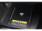 対応のスマートフォンをお持ちであれば置くだけで充電可能なワイヤレス充電器を装備。ケーブルを繋ぐといった煩わしさから解放です♪