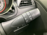 操作しやすいウインカーレバーで、スムーズな方向指示を実現。安全運転に貢献する重要な機能です。直感的な操作で、運転に集中できます。