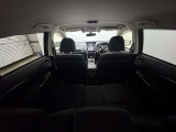 【室内全景】後席側から運転席まで見渡せる室内ビュー。前後席の配置や車内空間を確認しやすく、使用イメージがつかみやすい一枚です。