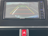 バック時の安全確認をサポートするモニター。狭い場所での運転も、より安心に行えます。駐車が苦手な方にもおすすめです。