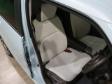 程よい硬さとホールド性が高いシートで長時間運転も快適です。