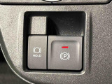 指先だけで簡単に操作が可能な電動パーキングブレーキを採用。「HOLD」スイッチを押すと、渋滞や信号待ちなどでブレーキペダルから足を離しても、ブレーキを保持するので安心です