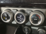 【オートエアコン】一度お好みの温度に設定すれば、車内の温度を検知し風量や温度を自動で調整。暑い&hellip;寒い&hellip;と何度もスイッチ操作をする必要はありません。快適な車内空間には必須の機能ですね♪