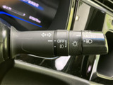操作しやすいウインカーレバーで、スムーズな車線変更をサポートします。安全確認と合わせて、確実な操作を心がけましょう。