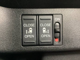 リアドアは乗り降りに便利な両側電動スライドドアです。また運転席に座っていながらスイッチ操作で自在にスライドドアを開け閉めできます。