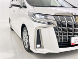 フォグランプ装着車です。暗い夜道の車両前方を明るく照らします