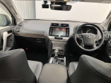 高いホールド性で運転姿勢が安定します。長距離ドライブでも疲れにくいのが魅力です。快適なドライビングライフをお送りください♪