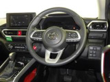 運転席まわりです。 各操作スイッチは使いやすい位置に配置されてます。