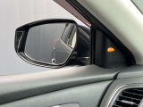 斜め後ろの見えない角度に車が接近すると、ミラー根元のライトでお知らせ。