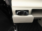 カップホルダーは運転席や助手席からちょうど手の届く位置です!!