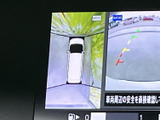 後方の状況を画面で確認できるので、安全な駐車をサポートします。狭い場所での運転も安心です。ガイドライン表示で、より正確な駐車が可能です。