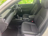運転しやすい機能的なコクピット。操作系の配置も適切で、直感的に操作できます。快適な運転をサポートする空間です。