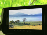 停車中にテレビや動画を楽しめる機能が搭載されています。休憩時間など、リラックスした時間をお過ごしいただけます。