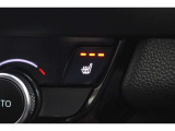 運転席と助手席に温度調整があるシートヒーターを装備しております。寒い朝はクルマに乗り込んですぐにシートヒーターを作動させれば温かさが広がり快適なドライブが始まります。