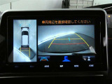 【パノラミックビュー】・・・車両の前後左右に搭載した4つのカメラにより、クルマを真上から見ているような映像を表示。運転席から確認しにくい車両周囲の状況を把握できます。