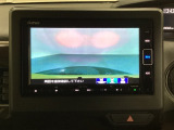 ギヤをR(バック)に入れるとナビの画面に後ろの映像が映るリアカメラ付です。後退時、コンディションが悪い視界でもカラーバックモニターがドライバーをサポートします。