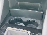 運転席と助手席の間には、カップホルダーも装備して、ドリンクを飲みながら、ドライブを楽しめます。
