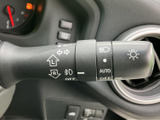 操作しやすいウインカーレバーで、安全な車線変更をサポート。直感的な操作感で、運転に集中できます。ヘッドライトの操作も容易です。