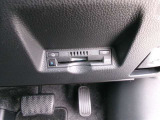 ETC車載器を装備しています。高速道路の料金所もストレスなく通行できます。すっきりとしたビルトインタイプですよ。