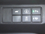 パーキングセンサーや横滑りを防ぐVSA等のスイッチ類は運転席の右側、手の届きやすい位置にあります。