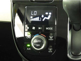 オートエアコンを装備しておりますので、四季を通じて車内を快適な温度に保つことが出来ます!高級感が有りますね!