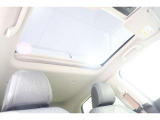 サンルーフ装備のお車です!晴天時に開放して、ドライブをより一層楽しむことが出来ます!