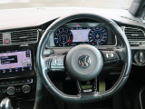 Volkswagen全車共通の上質な本革を使用した手触りのしっとりとしたステアリングです。唯一素肌が触れるハンドルは上位モデルと同じ握り心地になっております。
