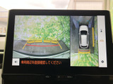後方の状況を画面で確認できるので、狭い道や駐車も安心です。安全な運転をサポートし、ドライバーをサポートします。