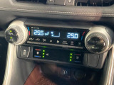【シートヒーター&ベンチレーション】夏場は涼しい風でお尻や背中の熱やムレを防ぎ、冬はエアコンよりも早く温まってポカポカに!季節を問わず快適に過ごせます。