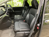 シートの形状と素材が、快適なドライブをサポート。長時間の運転でも疲れにくい設計です。運転席からの眺めも良好です。