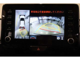 パノラミックビューモニター付きです。車両を上から見たような映像をディスプレイ画面上に表示。運転席からの目視だけでは見にくい、車両周辺の状況をリアルタイムでしっかり確認できます。