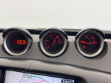 【追加メーター】コックピットのスポーティさも増す人気の装備。車両から得られる情報も増え、走りに必要な情報が一目で分かります。