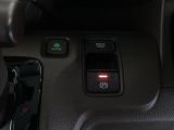 セレクトレバーの右に電子制御パーキングブレーキがあります。スイッチひとつで、停車した地点の傾斜などをシステムが検知・判断してブレーキ力を自動的に制御し、しっかり停車できるパーキングシステムです。