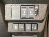 両側電動スライドドアは運転席から操作ができるよう、操作スイッチが付いています。Hondaセンシング用のVSA(ABS+TCS+横滑り抑制)解除とレーンキープアシストシステムなどのスイッチがあります。