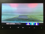【バックカメラ】運転が苦手な方も車庫入れラクラクです!ギアをリバースに入れれば自動的に切り換わりますので、面倒な操作は不要です♪狭い駐車場もお車を傷つけず安心ですね!