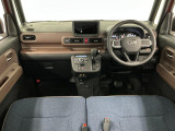 【インパネ】運転のしやすさを最優先に設計された見晴らしの良いフロントビュー。車両間隔が掴みやすく狭い道でも安心♪「安全」と「品質」を最優先に、安心してお乗りいただけるクルマを提供いたします。