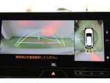 ハンドル操作にあわせてガイドラインが変化するバックガイドモニター搭載。全方位、フロント、左右側面モニターも搭載しているので、周囲の状況を確認しながら駐車出来ます。慣れない場所でも心強いですよ。