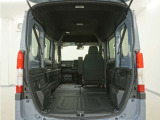 2列目シートと助手席を倒すことで、運転席以外のすべての空間がフラットな荷室となります。フラットな荷室になるので、脚立や絨毯などの長尺の荷物の積載にも対応しております。
