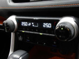 車内の温度管理に便利なオートエアコン☆