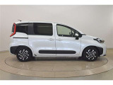 両側パワースライドドア付きだから、狭い駐車スペースなどでの 乗り降りラクラク!小さなお子さまのいるご家庭には嬉しい装備。