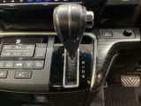 CVT車のセレクトレバーです。低速から高速まで、変速ショックのないスムーズな走りを実現するとともに、エンジン効率のよい領域を維持することで燃費にも貢献します。