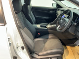 運転席は、大きな座面と包み込むような背もたれがドライバーの身体全体をしっかり支えます。上質なシート素材と座り心地のよいクッションを採用し、長時間の運転やコーナーの多い道も快適です。