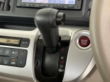 インパネシフトなので視線の移動が少なく足元もすっきりです。