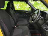 運転席からの視界は広く、運転操作もスムーズに行えます。座り心地の良いシートで、長距離ドライブも快適に過ごせるでしょう。