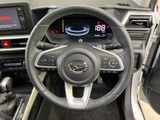 握りやすい形状で、快適なドライビングをサポート。操作性にも優れ、安全運転をサポートする機能も搭載されています。