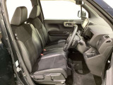 女性でも運転がしやすいように、シートの高さ調整機能(シートリフター)がついています。運転席と助手席の間が空いている為、助手席側への移動がスムーズです。交通量の多い道でも助手席側から乗り降りができます。